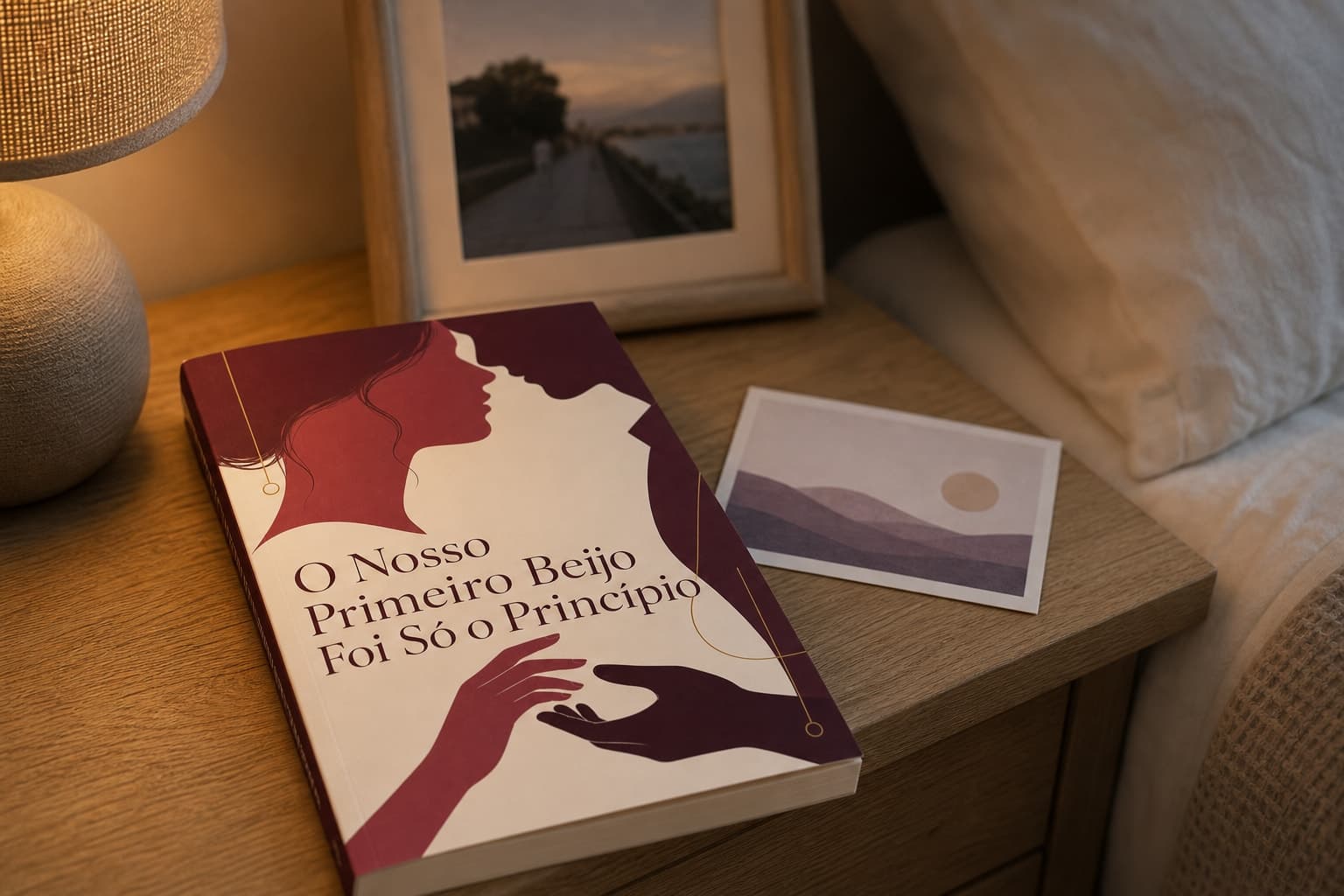 Livro físico “O Nosso Primeiro Beijo Foi Só o Princípio” numa mesa de cabeceira
